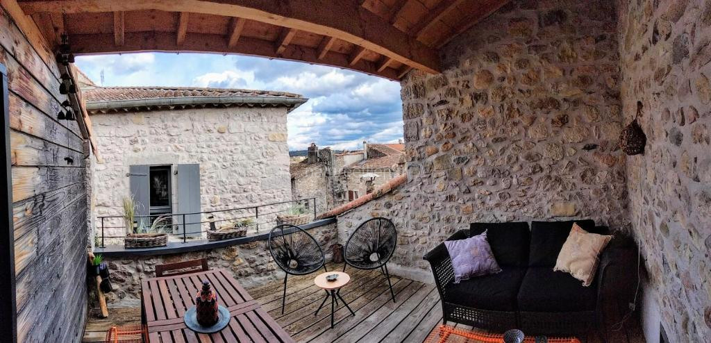 Photo de Gîte de charme au coeur de Ruoms avec terrasse