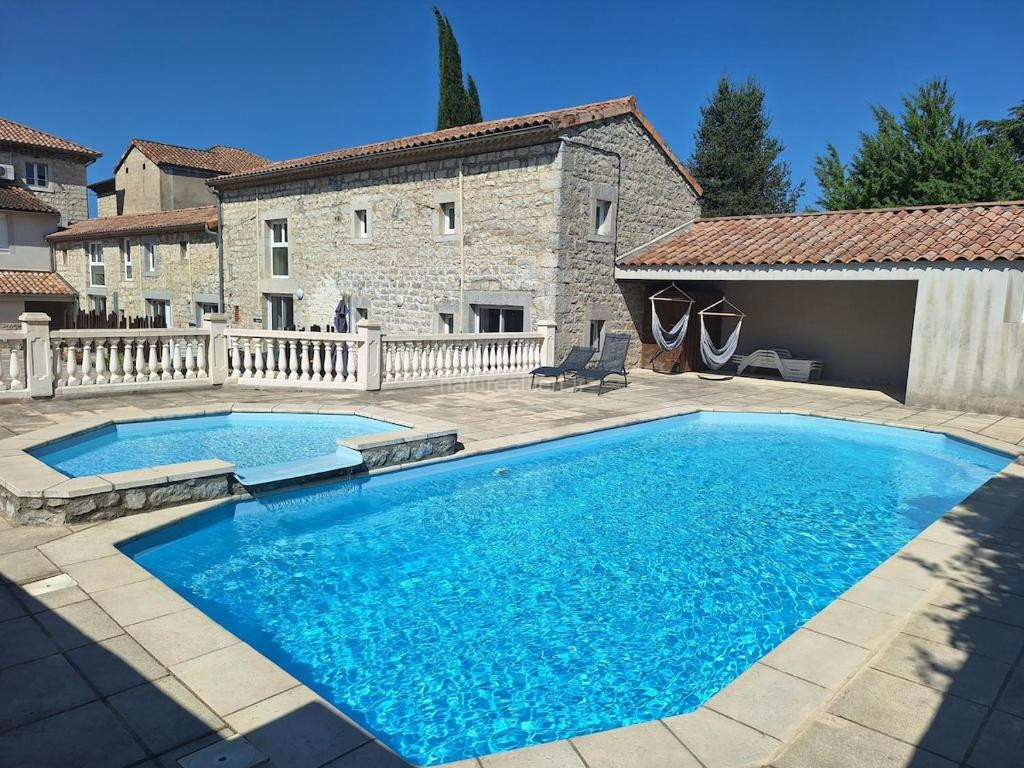 Photo de Charmant studio avec piscine