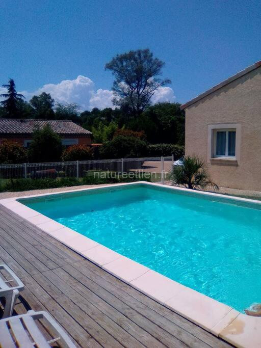Photo de Agréable maison entre rivière et centre du village avec piscine