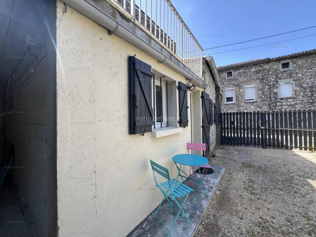 Photo de Chaleureuse maisonnette au cœur de Ruoms avec terrasse et parking - FR-1-697-35