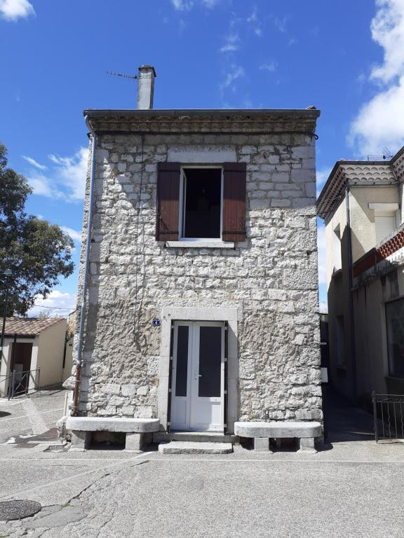 Photo de Les Bancs d'Autrefois, maison climatisée avec WIFI au centre de Ruoms