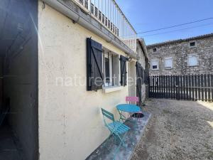 Chaleureuse maisonnette au cœur de Ruoms avec terrasse et parking - FR-1-697-35 à Ruoms