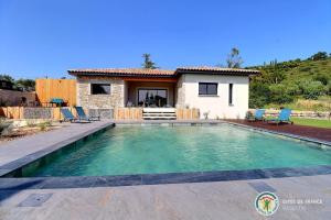 Villa la crozette 4 étoiles, climatisée avec grande piscine à Ruoms